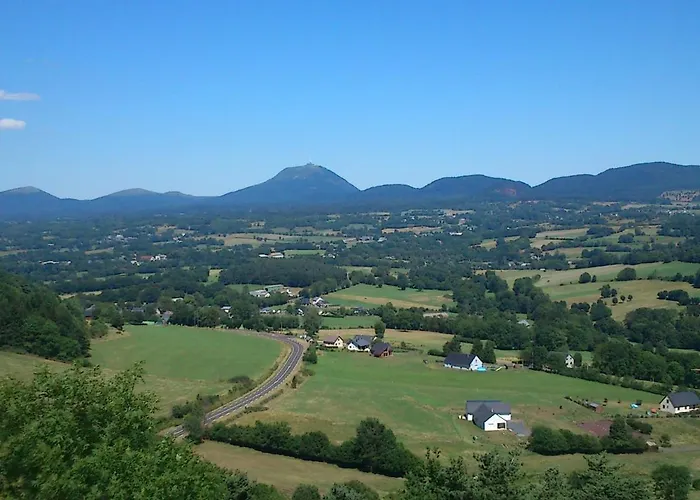 Lilas, Gite Saint Antoine, Orcival, Entre Sancy Et Volcans.